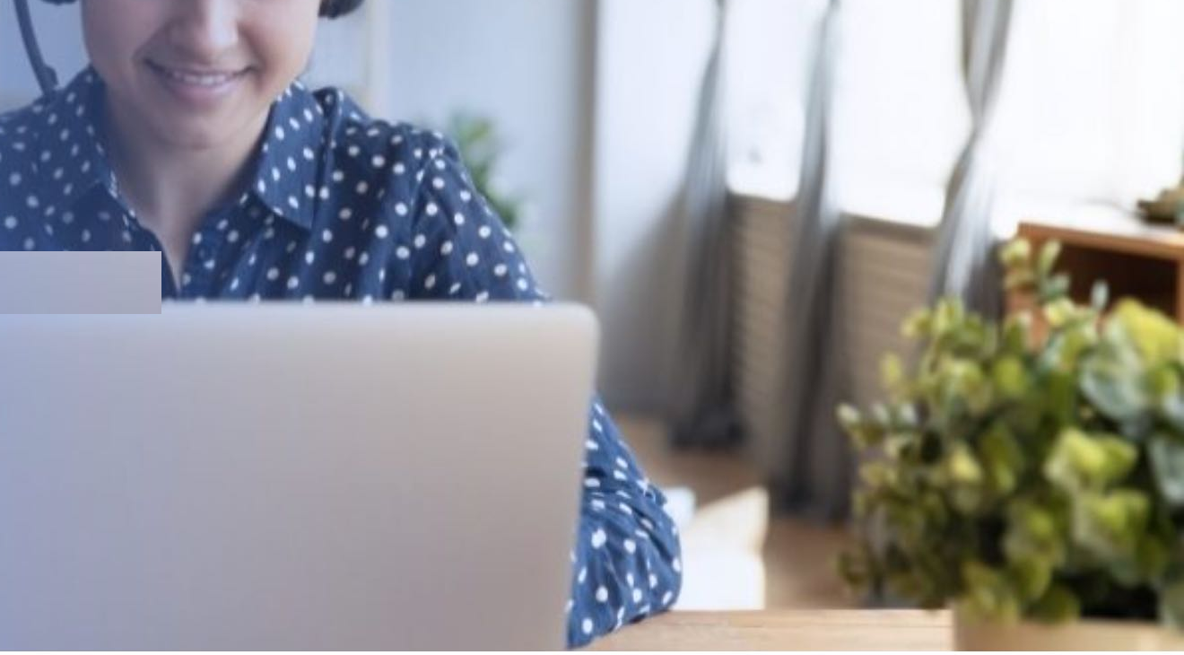 Estudiante universitaria en una clase virtual con audífonos